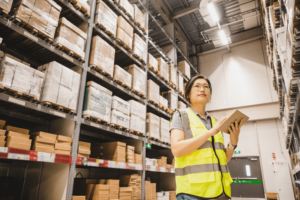 nhân viên check kpi quản lý kho