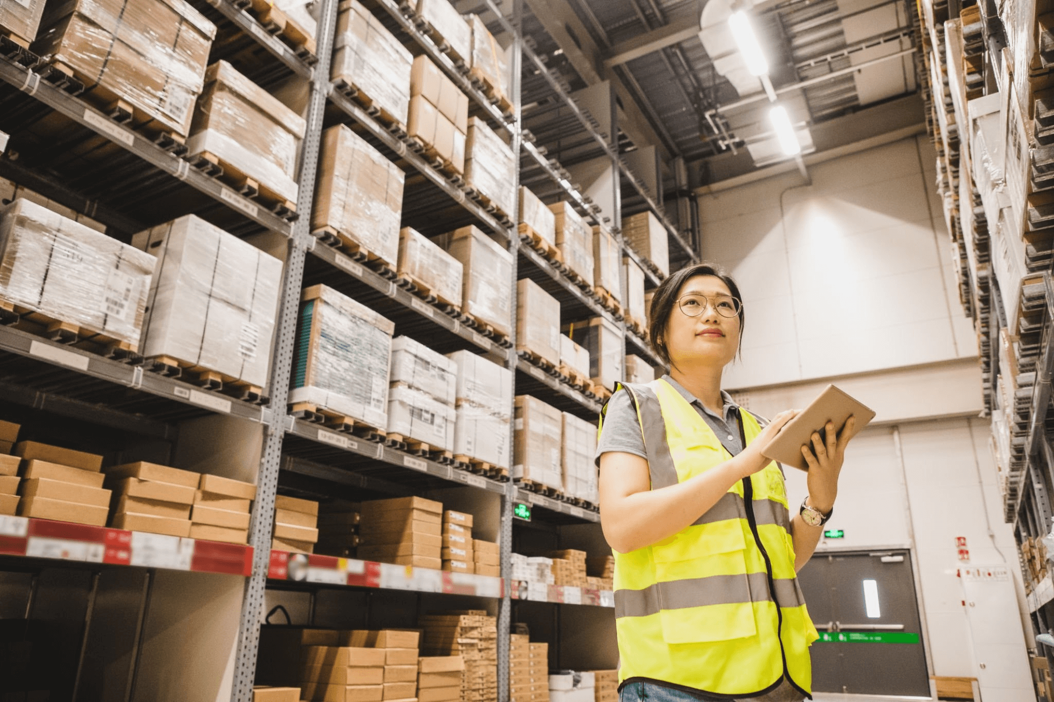 nhân viên check kpi quản lý kho